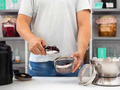 Per creare la kombucha bisogna mettere in infusione in acqua foglie di t� (di solito nero) alle quali vanno aggiunti altri aromi (come zenzero o frutti di bosco) in base al gusto finale che si vuole dare